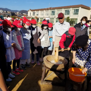 甲東小学校の餅つき体験
