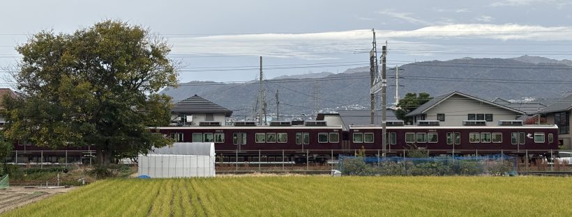 田んぼの奥に阪急電車が走っている