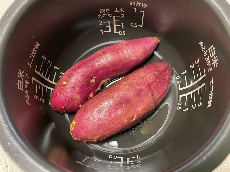 皮ごとよく洗って炊飯器にならべたさつまいも